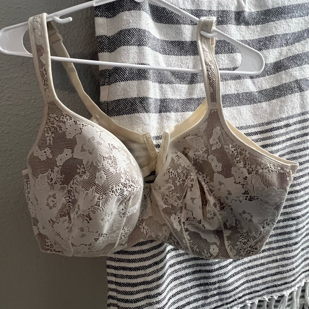 Cacique Cream Bra with Adjustable Straps and Molded Cups